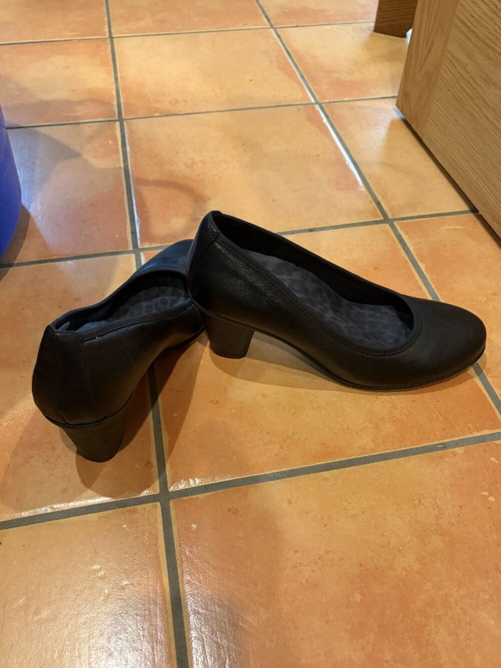 Vionic Heels - Picture 2 of 2